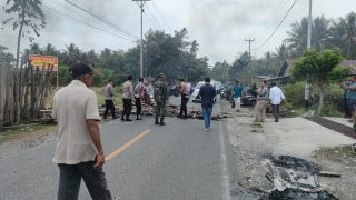 KAPOLSEK BATUI DAN FORKOPIMCAM BERHASIL MEDIASI PENUTUPAN JALAN TRANS SULAWESI di DESA USO KECAMATAN BATUI