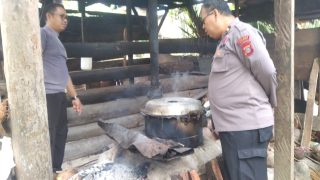 POLISI GEREBEK TEMPAT PRODUKSI MIRAS DI LUWUK TIMUR