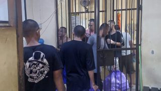 “Jum’at Berkah” Kabag Ops Polres Banggai Bagikan Makanan Buat Tahanan