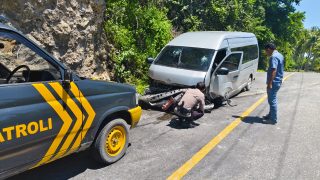 Mobil Dinas Dispora Pemprov Sulteng Alami Lakalantasdi Jalan Trans Sulawesi Desa Batu Hitam, Kecamatan Nuhon Banggai