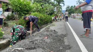 TNI-Polri Kompak Bersihkan Drainase Di Kecamatan Nuhon Banggai