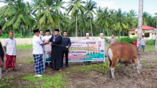 Kapolres Banggai Pimpin Penyembelihan Hewan Kurban di Halaman Mapolres