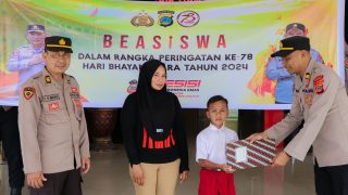 “Berprestasi” Polres Banggai Berikan Beasiswa Anak Cleaning Service