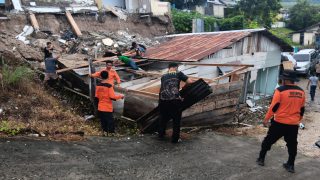 Tim Gabungan TNI-Polri Evakuasi Rumah Warga Tedampak Longosor di Luwuk Utara