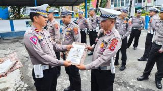 Apresiasi Kinerja, 5 personil Satuan Lalulintas Polres Banggai Dapat Reward