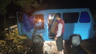 Tabrakan Suzuki Carry Vs Truk, Polsek Kintom Amankan TKP