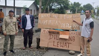 Warga Sinorang, Kecamatan Batui Selatan, Banggai Blokir Akses Jalan PT. JOB Tomory