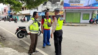 Patroli Jalan Kaki, Polantas Polres Banggai Edukasi Petugas Parkir