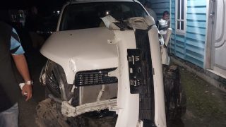 Tabrakan di Jalan Trans Sulawesi “Toyota Rush dan Daihatsu Pick Up Rusak Berat”.