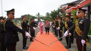 “Penuh Haru” Tradisi Pedang Pora Pelepasan AKBP Ade Nuramdani bersama Istri di Polres Banggai