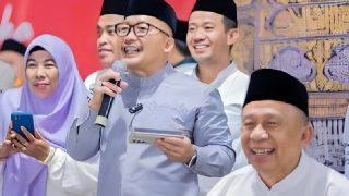 Bupati Amirudin Bagikan 10 Hadiah Umroh dan Uang 1 Juta Kepada 100 Jamaah Dzikir dan Doa Kebangsaan.