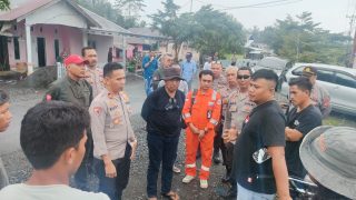 Warga Sinorang Blokir Jalan, Tuntut PT. JOB Tomory Terkait Perekrutan Tenaga Kerja