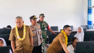 Bupati Banggai Ir. H. Amirudin Tamoreka, Resmikan Gedung Laboratorium Komputer SMPN 1 Bualemo.