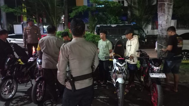 Polsek Luwuk Bubarkan Remaja Nongkrong Hingga Larut