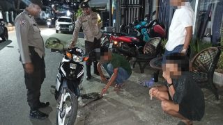 Asik Pesta Miras Di Pinggir Jalan, Tiga Pemuda Diamankan Polisi