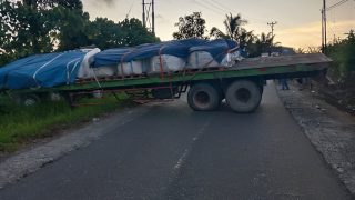 Truck Muatan Semen Tergelincir di Moilong, Banggai.