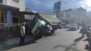 Truck Tergelincir di Depan Unismuh Luwuk, Polantas Alihkan Arus Lalin.