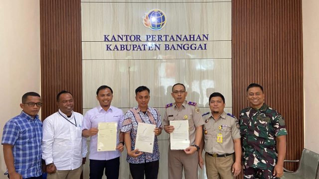 BPN Banggai Serahkan 3 Sertipikat BMN Tanah Aset PT Pertamina EP