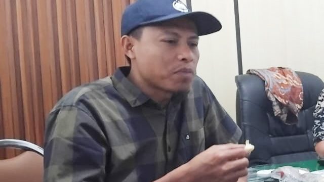 Tanpa Izin Pemilik Lahan, Dua Spanduk Milik Kandidat Paslon Bupati dan Wakil Bupati Banggai Dicopot