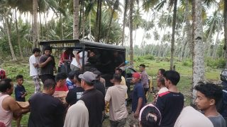 Pria Paruh Baya Ditemukan Meninggal di Pantai Mohobo Bakung, Polsek Batui Lakukan Evakuasi