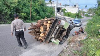 Pick-Up Muatan Kayu Terbalik di Bukit Halimun